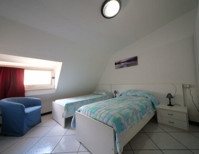 Camera con tre letti singoli